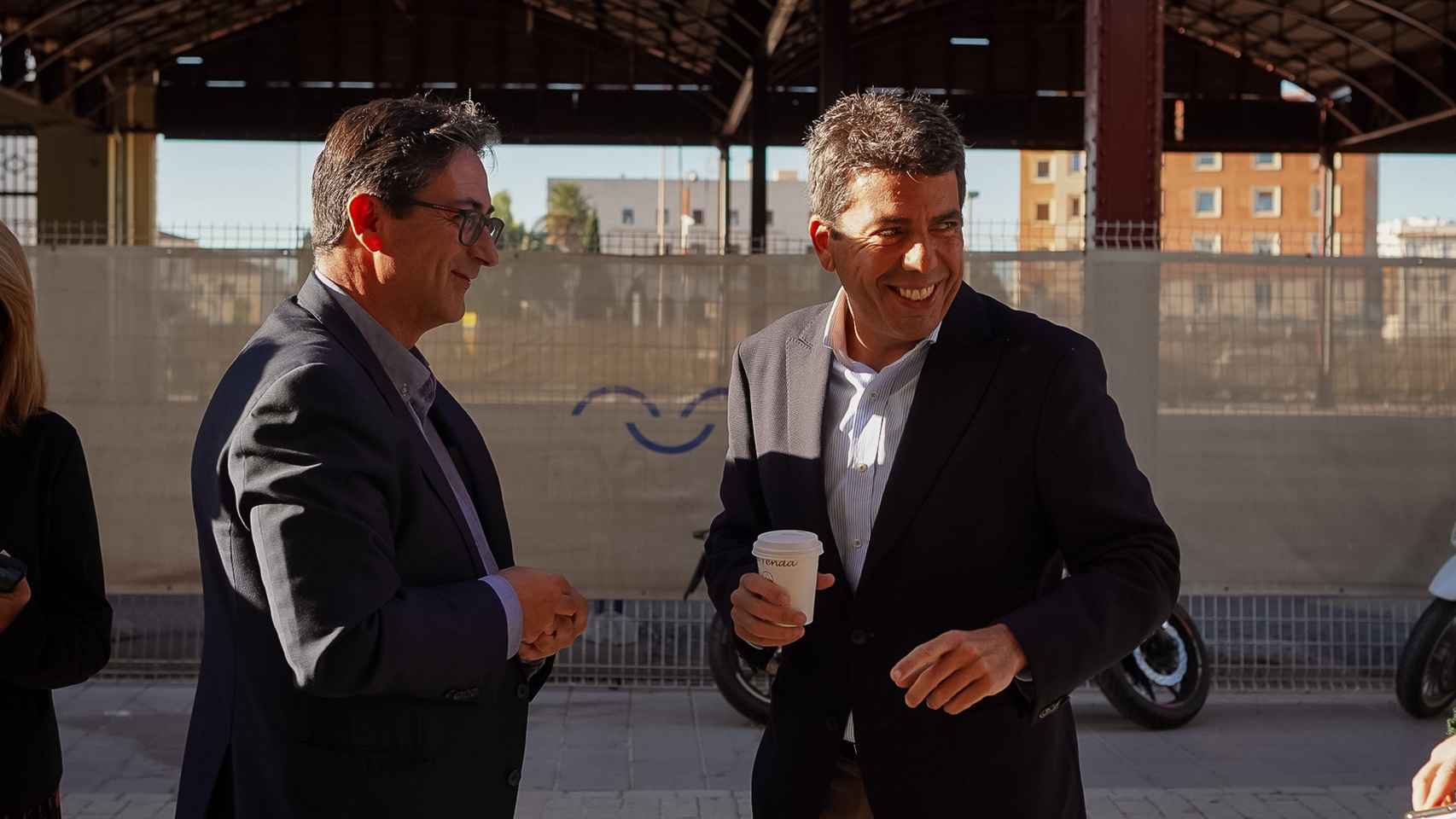 Carlos Mazón, presidente de la Generalitat Valenciana, y Rafa Navarro, editor de Disruptores e Innovadores (D+I); en la inauguración del II Foro Económico de la Comunitat Valenciana 'La atracción económica del Mediterráneo'.