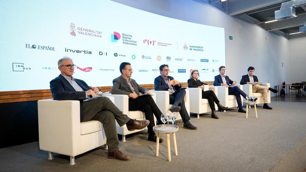 Juan Blaya (Universidad Europea de Valencia), Salvador Coll, (Universidad Politécnica de Valencia), Pedro Carrasco (Parque Científico Universitat de València), David Cabedo (Universidad Jaume I) y Consuelo García Tamarit (Universidad Internacional de Valencia), junto a Rafa Navarro (editor de D+I – EL ESPAÑOL).