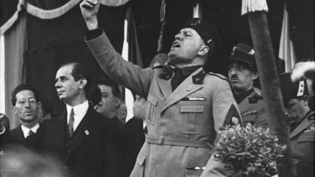 Mussolini dando un discurso en Milán 1930