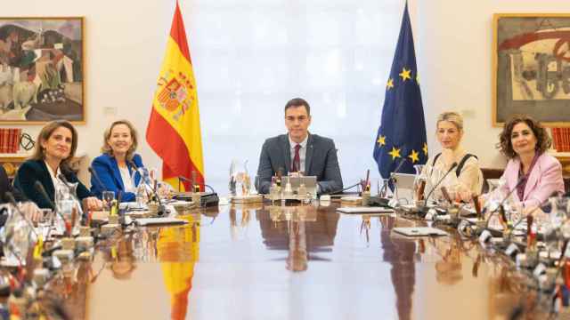 Pedro Sánchez junto a sus cuatro vicepresidentas.