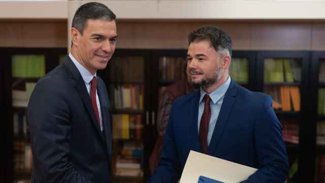 Pedro Sánchez, presidente del Gobierno, estrecha la mano de Gabriel Rufián, portavoz de ERC.
