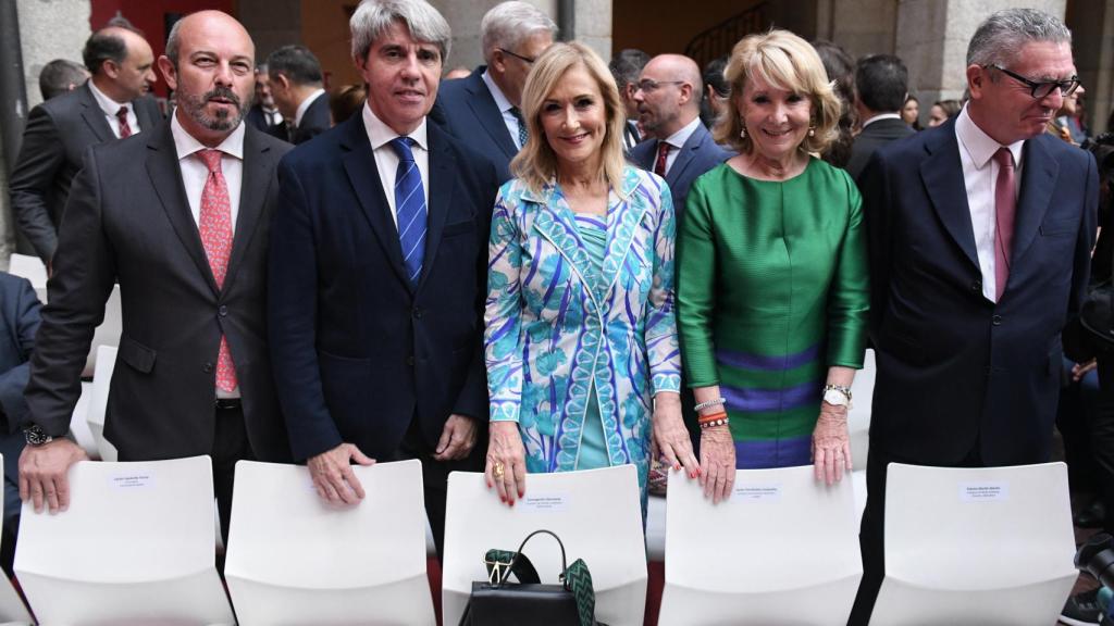 Los expresidentes de la Comunidad de Madrid, Pedro Rollán, Ángel Garrido; Cristina Cifuentes y Esperanza Aguirre, y el exalcalde y expresidente de la Comunidad de Madrid Alberto Ruiz Gallardón, durante el acto de la toma de posesión de la presidenta de la Comunidad de Madrid.