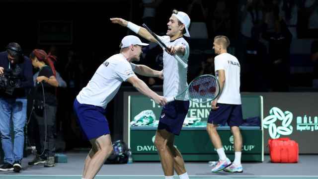 La pareja de Finlandia en el dobles de la Copa Davis celebra la victoria.
