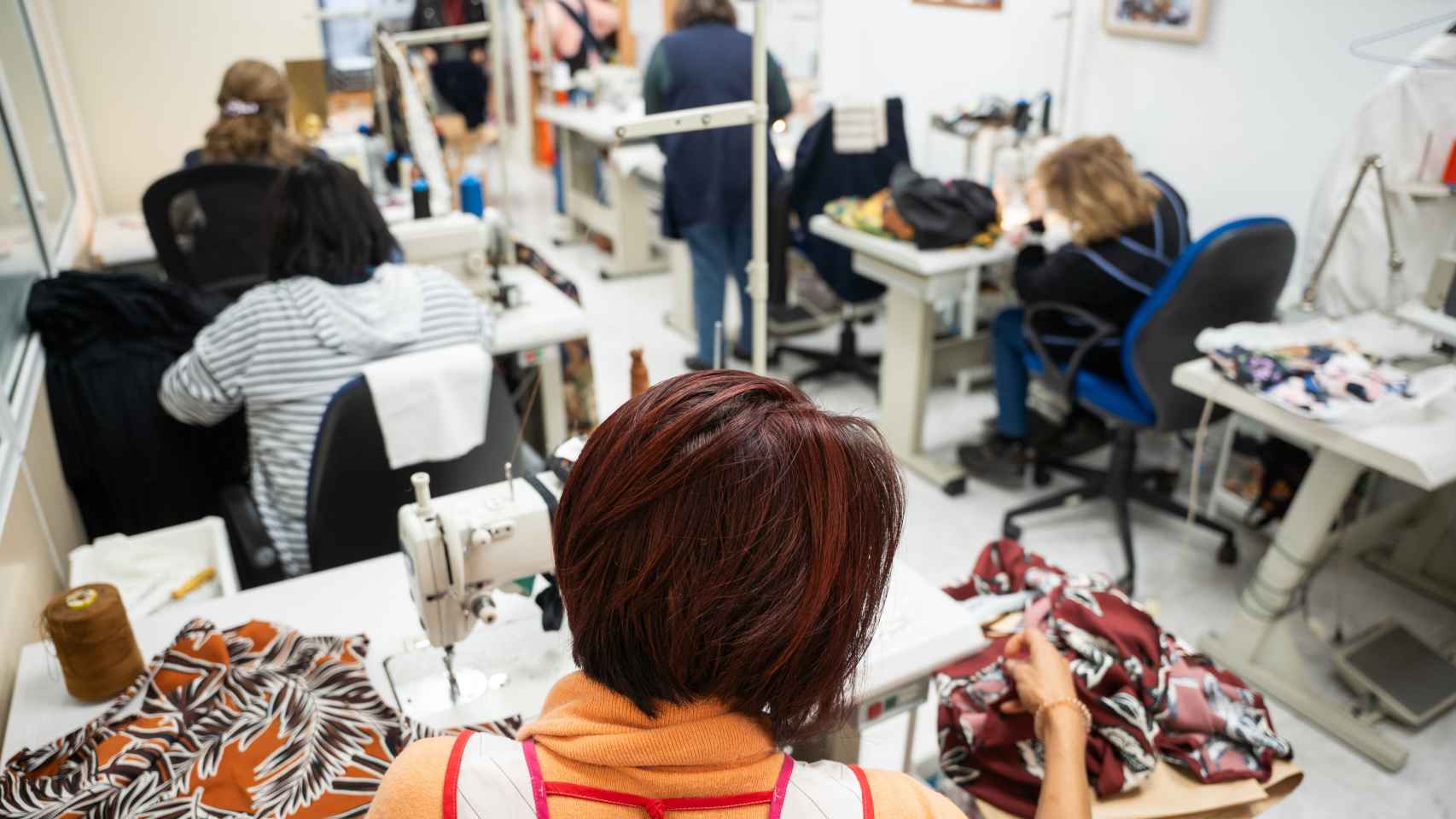 Las mujeres de Apramp trabajando en el taller de costura.