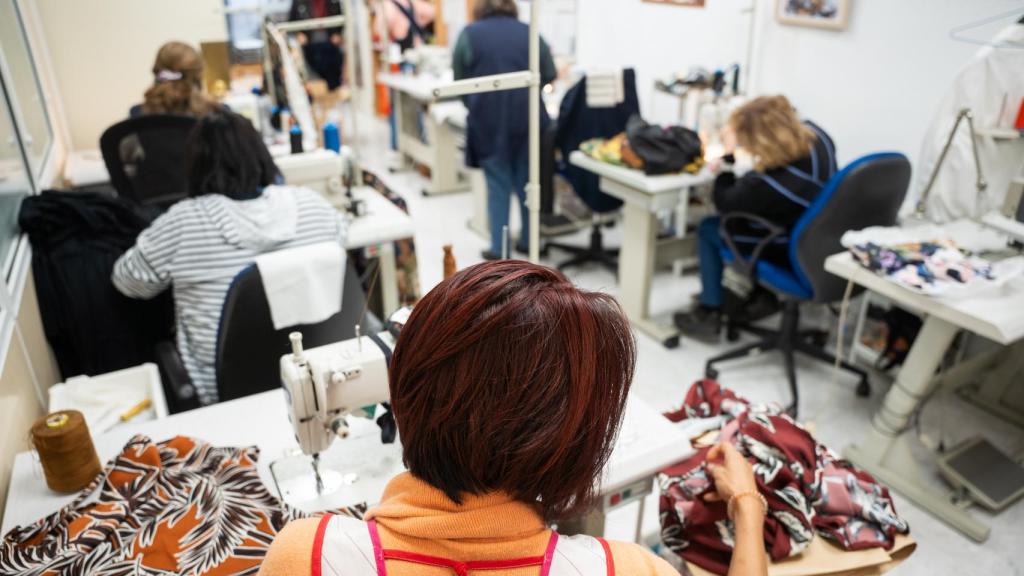 Las mujeres de Apramp trabajando en el taller de costura.