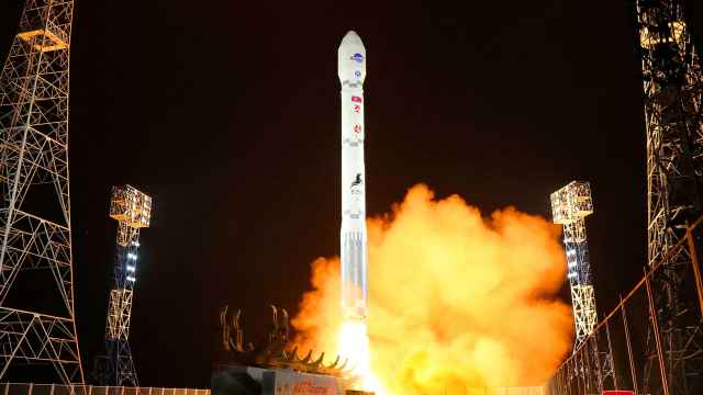 El lanzamiento el cohete con un satélite de Corea del Norte este martes y que ha provocado la ruptura parcial del acuerdo militar por parte de Corea del Sur.