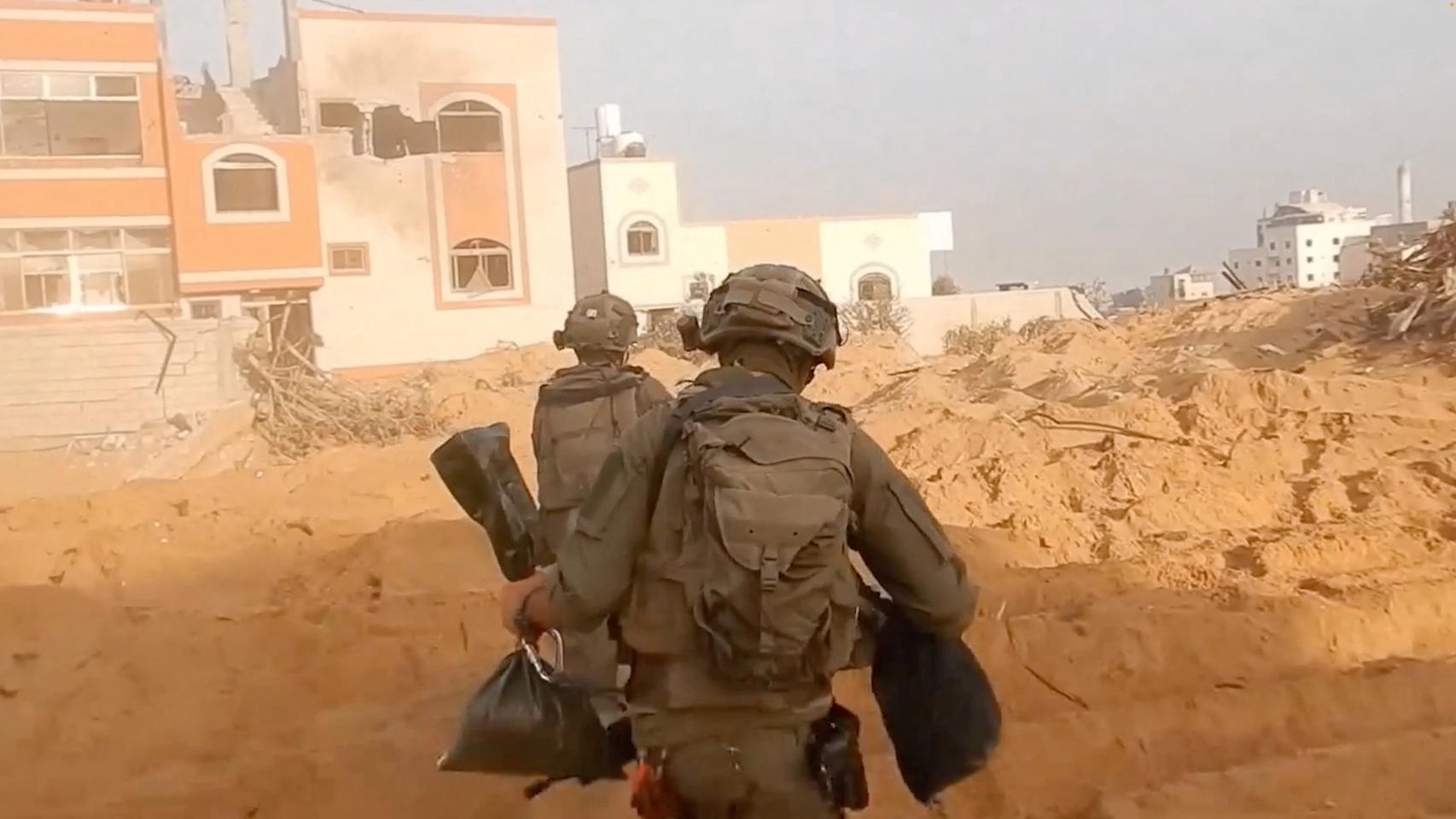 Los soldados israelíes operan en un lugar designado como Gaza.