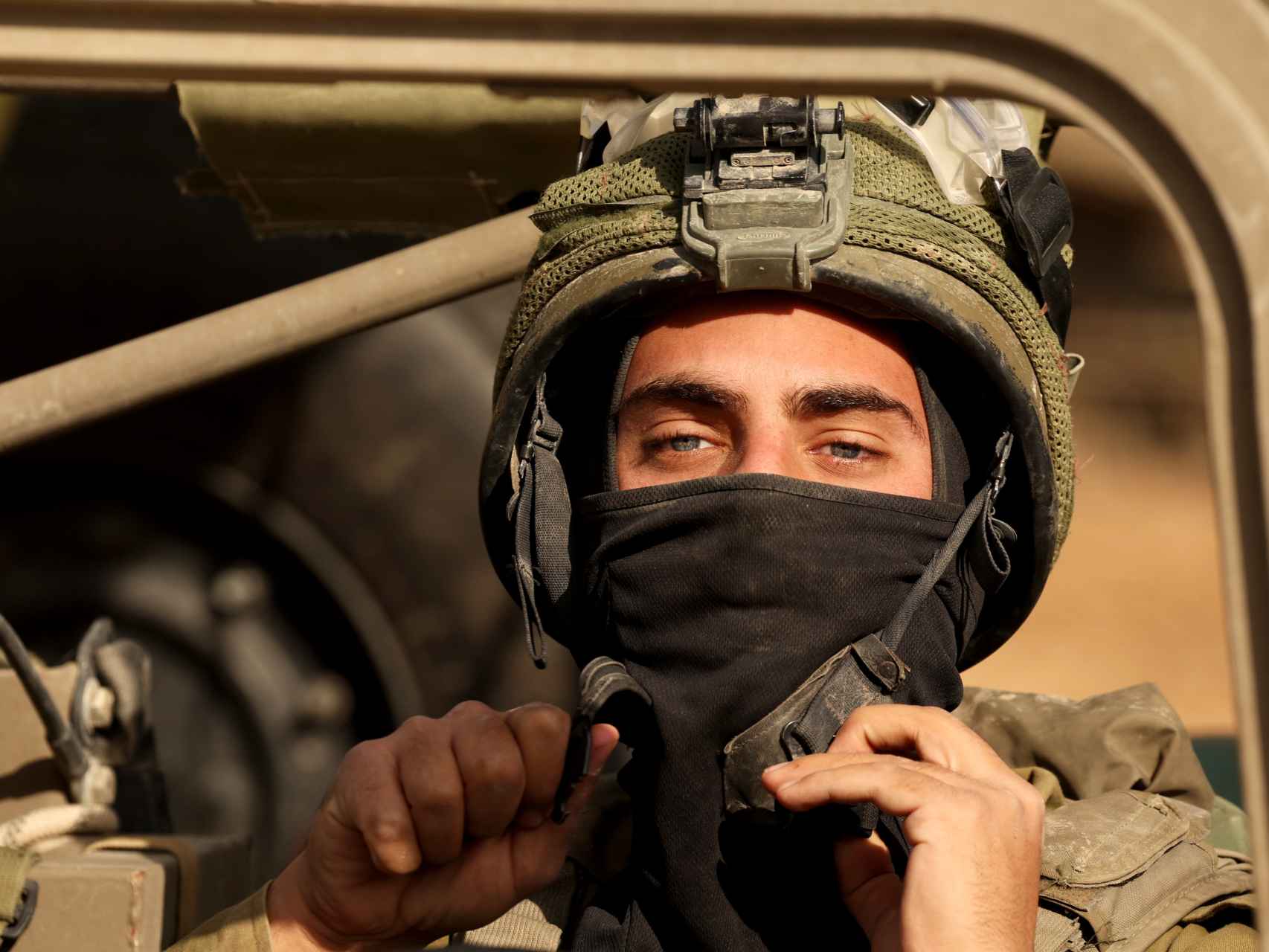 Un soldado israelí, de camino a la franja de Gaza.