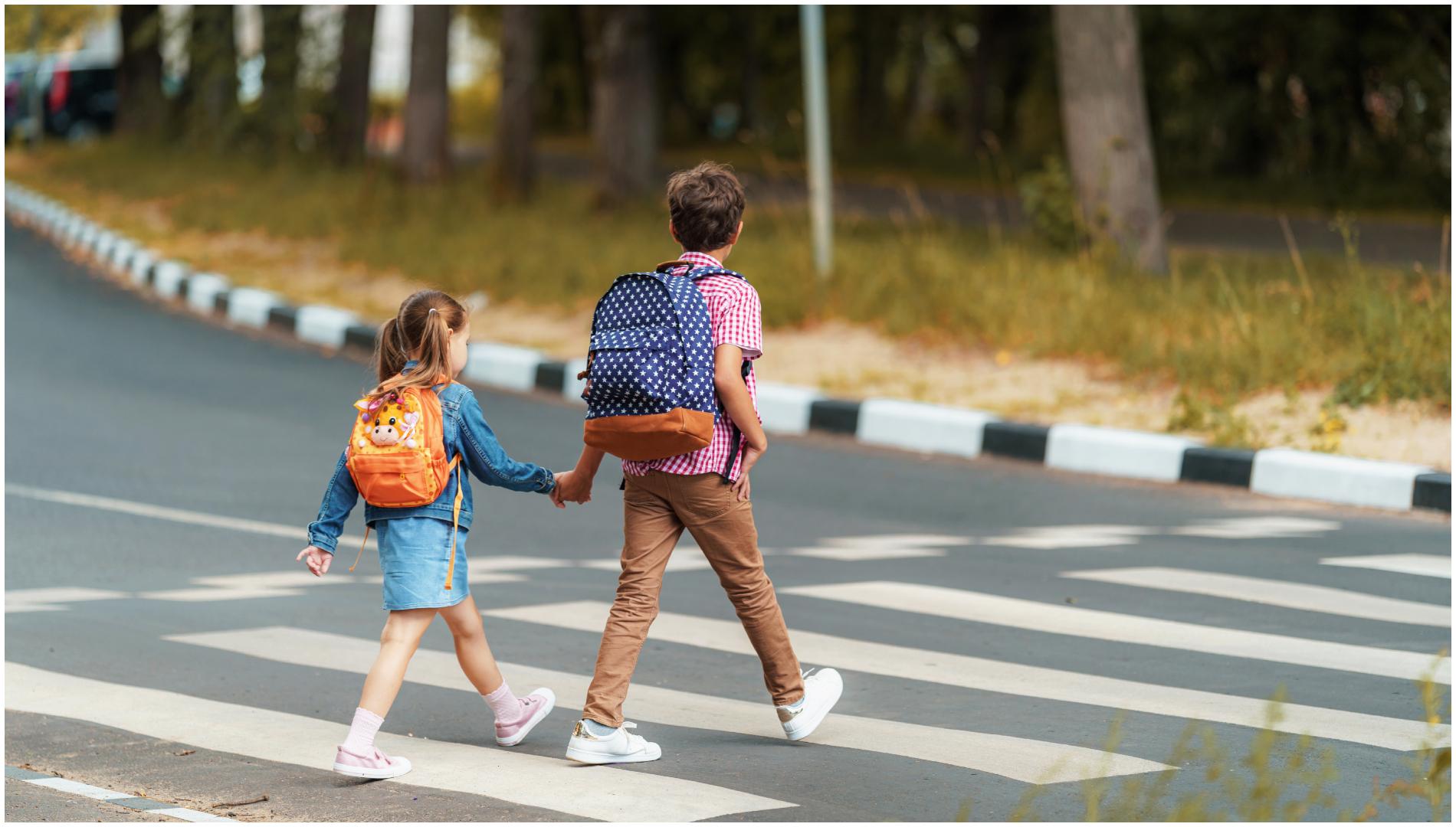 Imagen de archivo de unos niños yendo al colegio (Shutterstock)