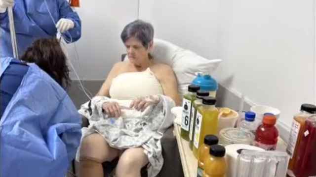 Una mujer se somete a un estiramiento de piel y se despierta con implantes mamarios por error