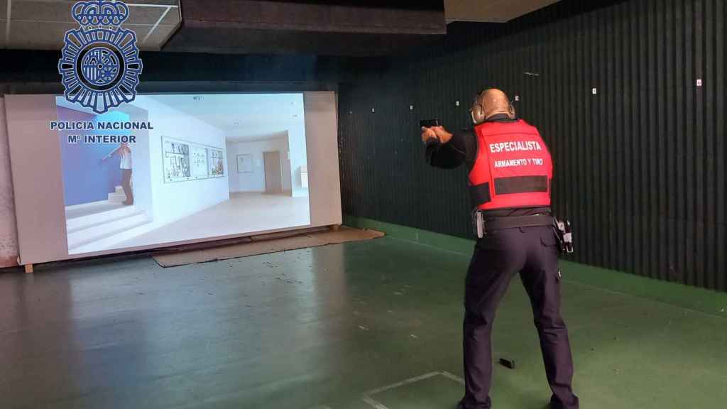 Un agente practica en el campo de tiro virtual.