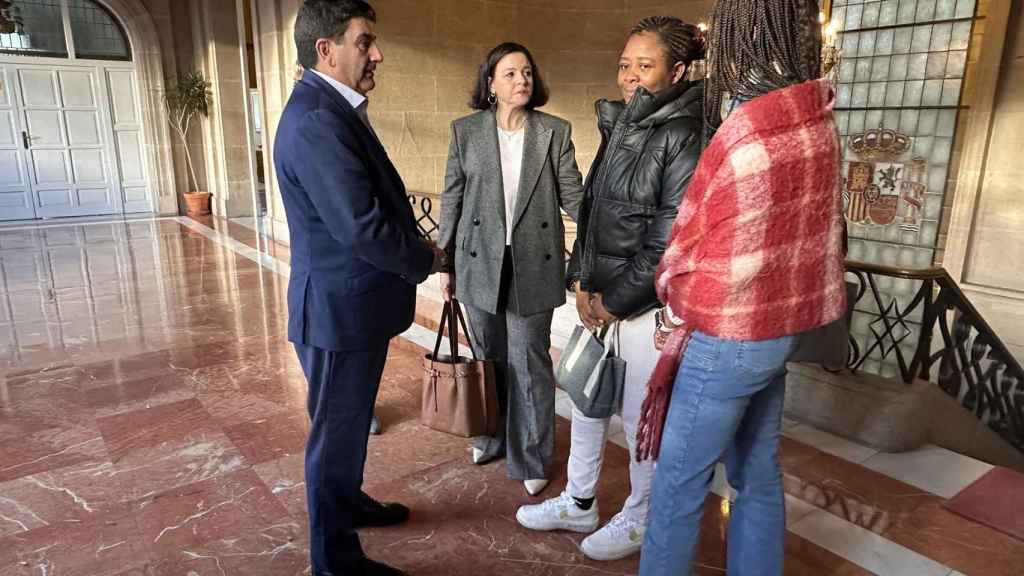El delegado del Gobierno en Galicia, Pedro Blanco, con familiares de los fallecidos en el naufragio del ‘Villa de Pitanxo’.
