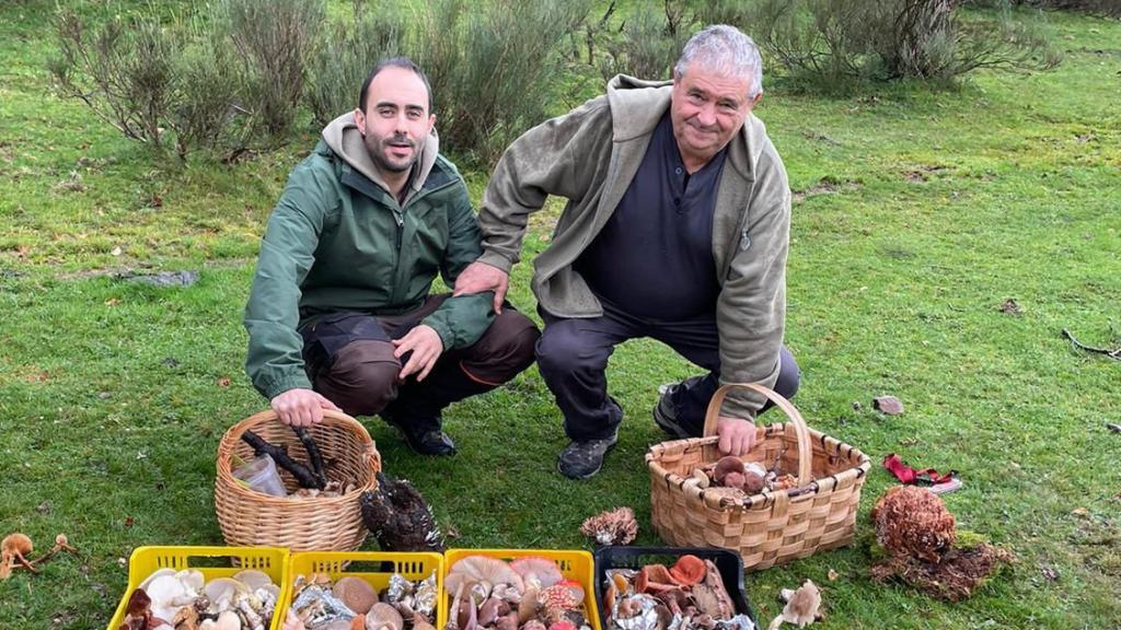 César Lomas junto a su padre recogiendo setas