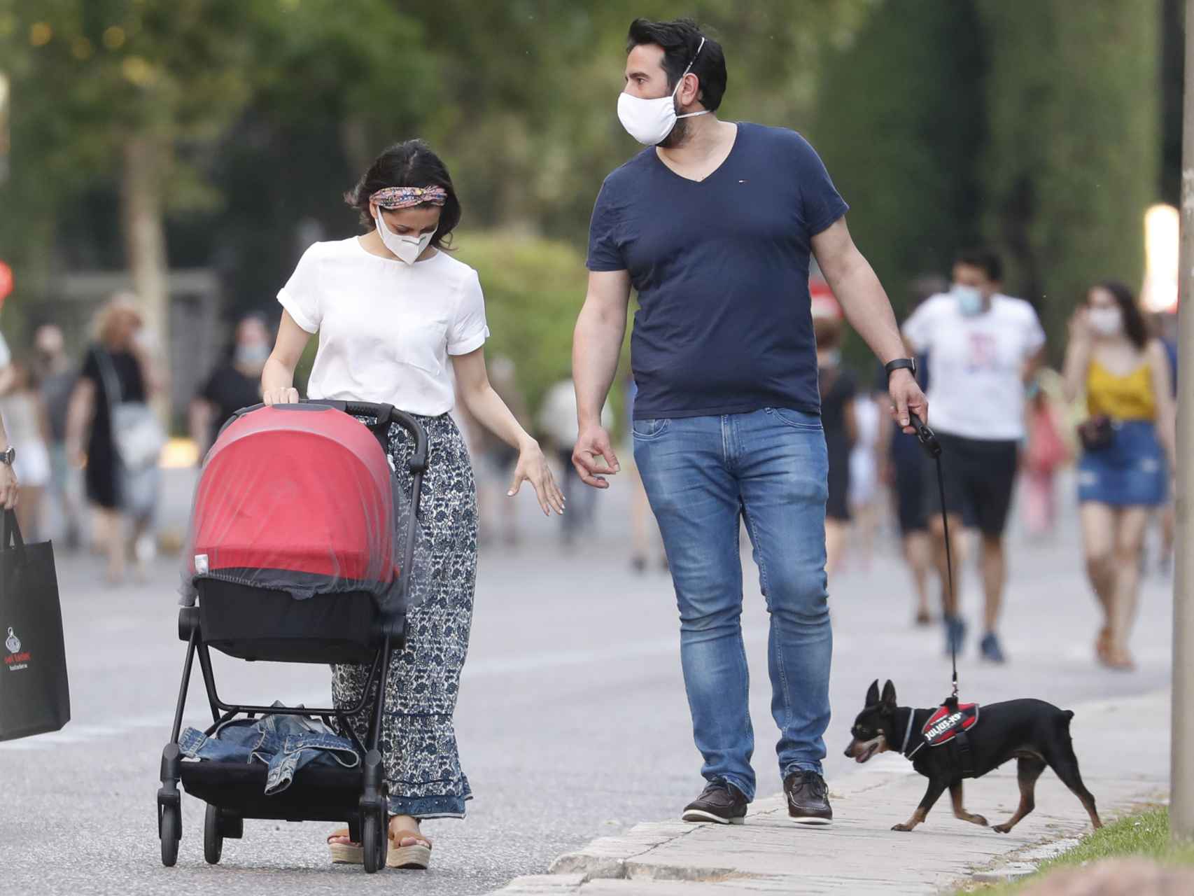 Inés y Xavier dando su primer paseo como padres con su primogénito, Álex, en 2020.