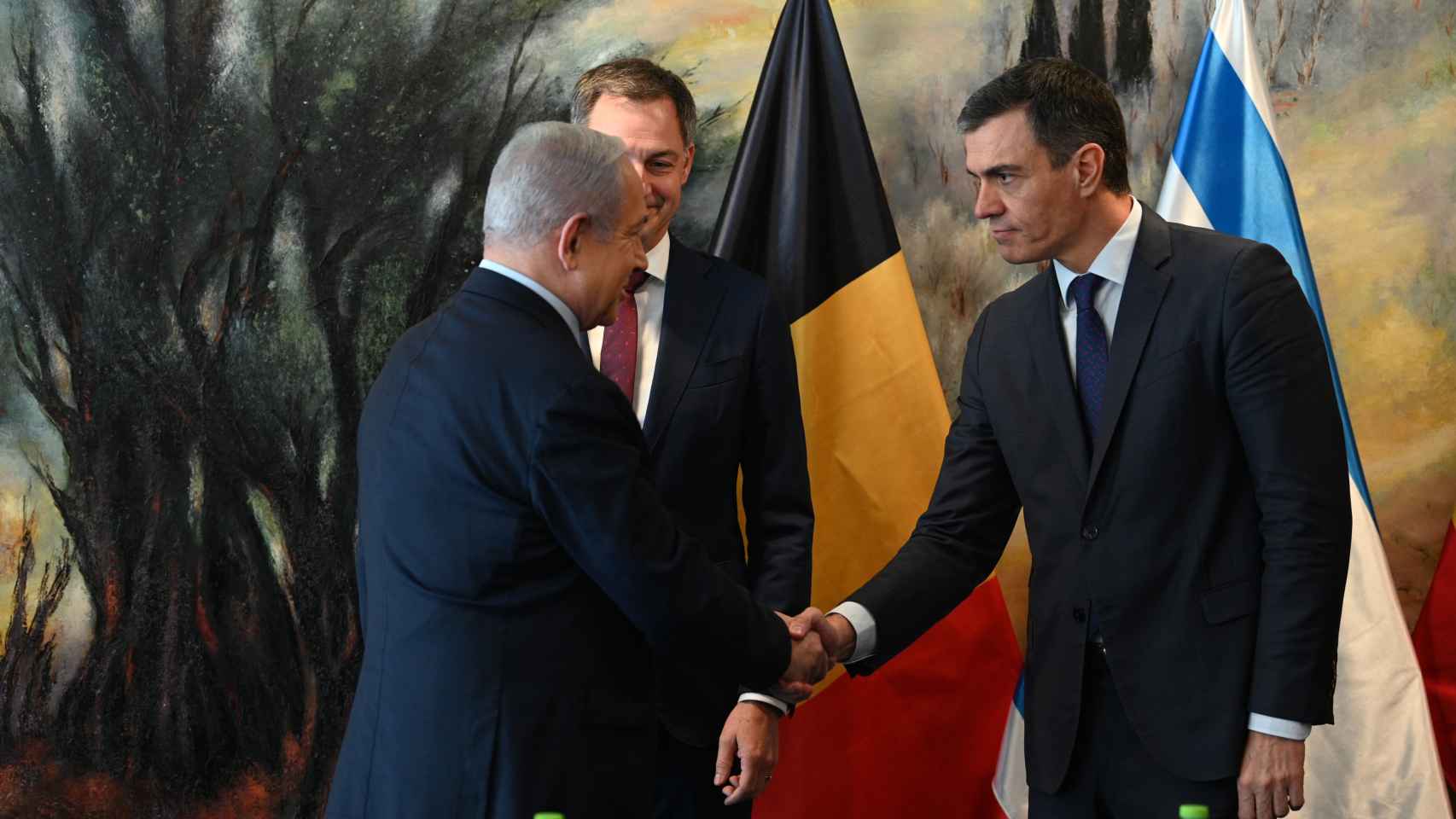El saludo entre Netanyahu y Sánchez antes de la reunión.