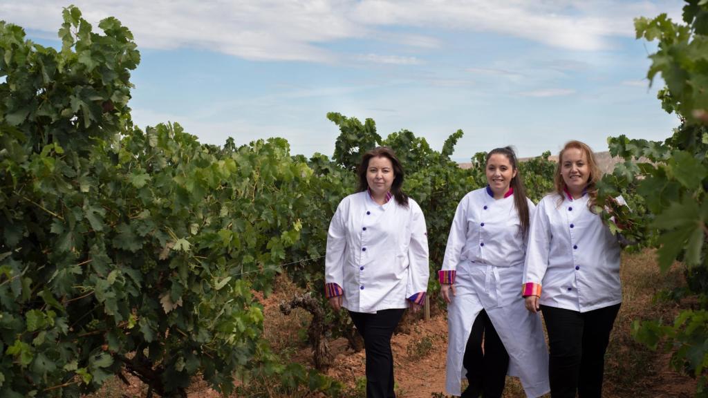 Las hermanas Loro en el campo.