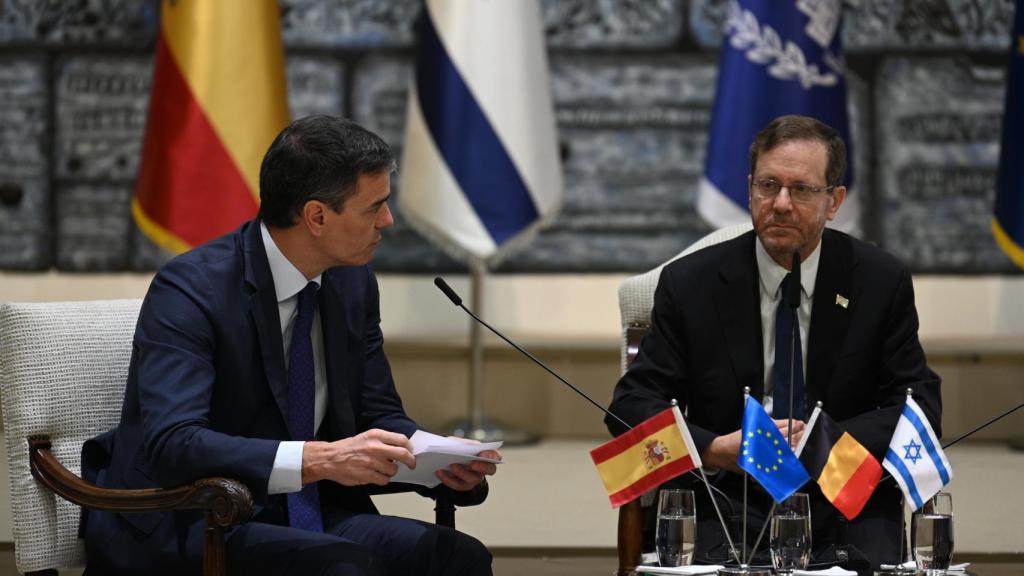 Sánchez junto al presidente de Israel, Isaac Herzog, este jueves en Jerusalén.