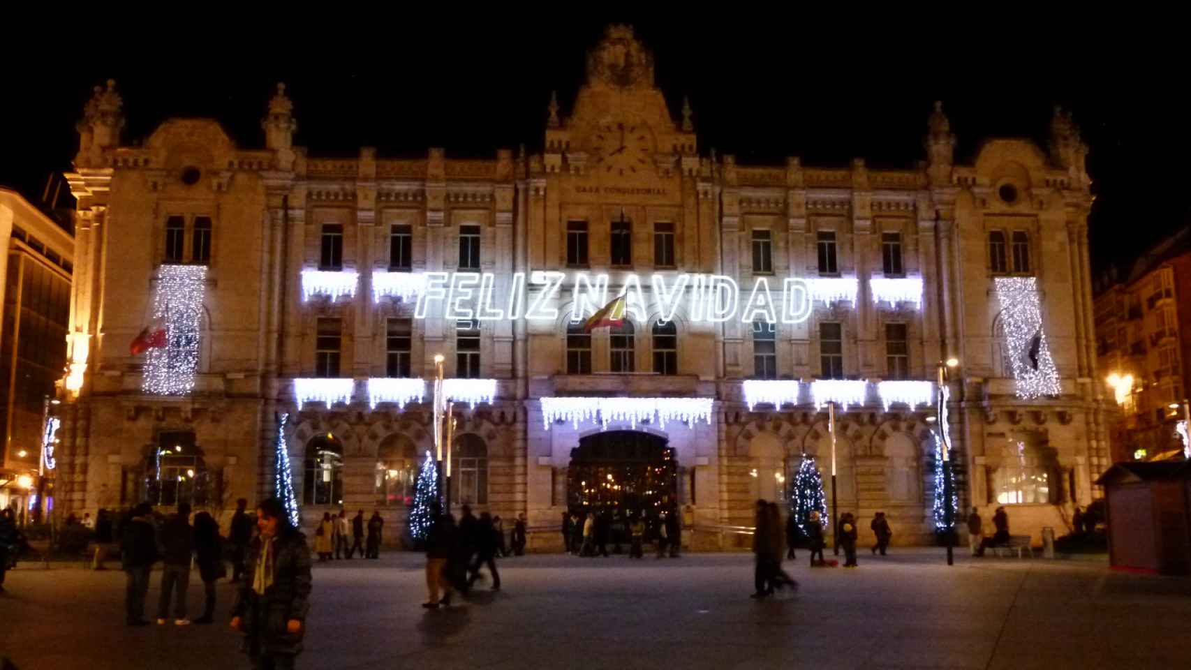 El Ayuntamiento de Santander iluminado con las luces de Navidad.
