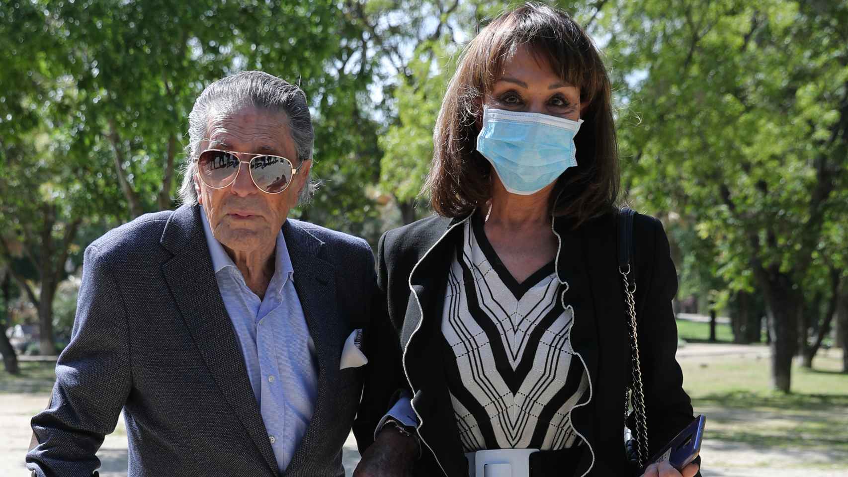 Jaime Ostos junto a su mujer, María Ángeles Grajal, en uno de sus últimos actos públicos en Madrid, en abril de 2021.
