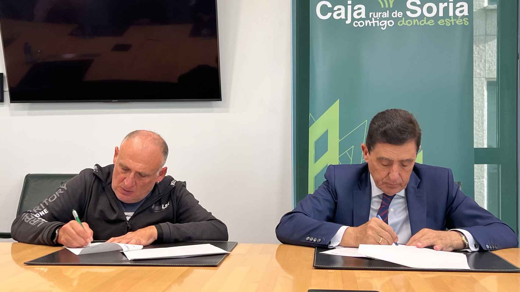Carlos Martínez, presidente de Caja Rural de Soria, y Oscar Arancón, presidente del Banco de Alimentos de Soria, firmando el convenio de colaboración
