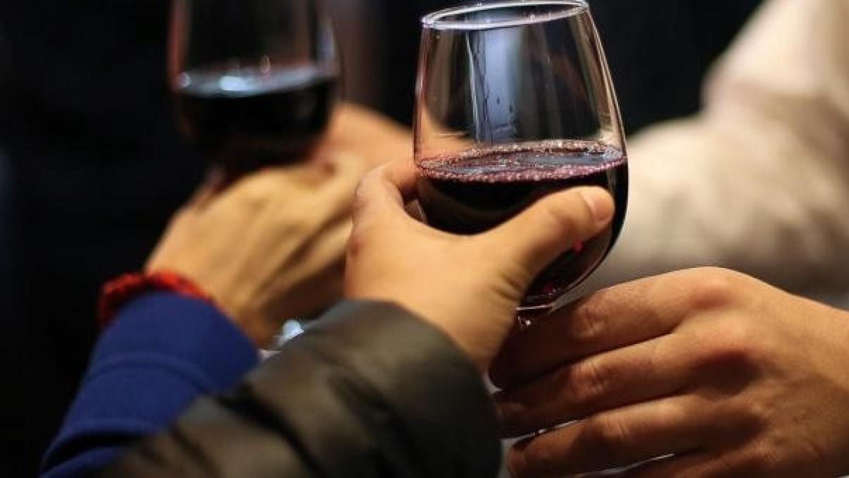 Dos personas tomando copas de vino.