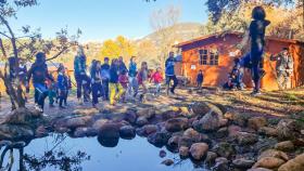 Vista de un grupo de niños en la escuela de Caneto.