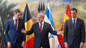 El presidente del Gobierno, Pedro Sánchez, junto al primer ministro israelí, Benjamin Netanyahu, y el primer ministro belga, Alexander de Croo.