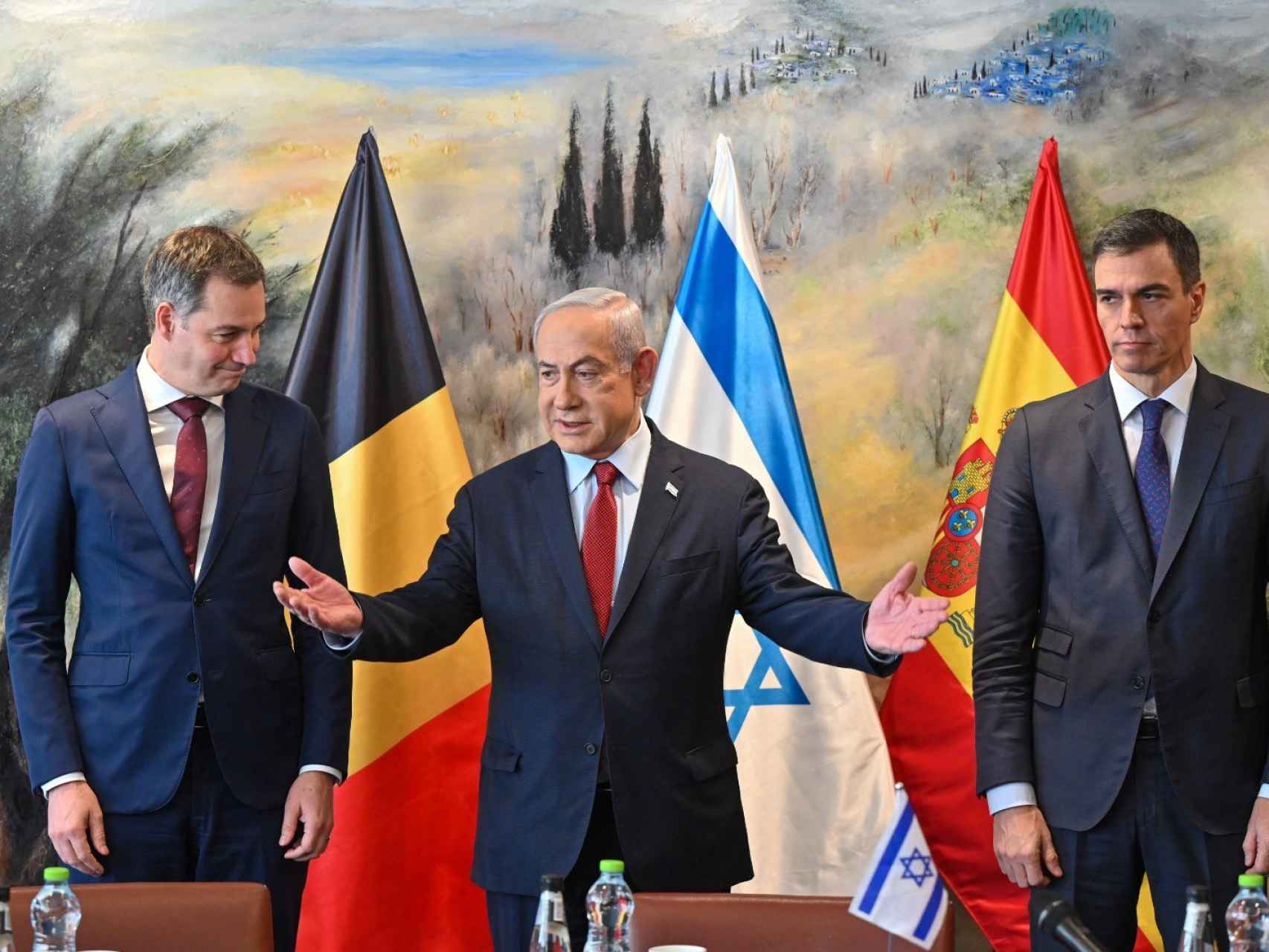 El presidente del Gobierno, Pedro Sánchez, junto al primer ministro israelí, Benjamin Netanyahu, y el primer ministro belga, Alexander de Croo.