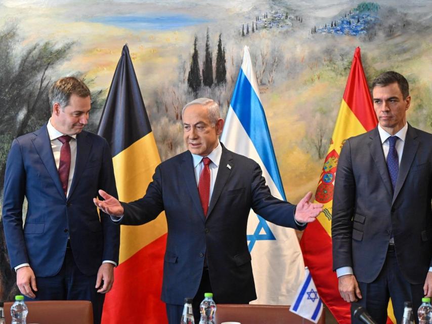 El presidente del Gobierno, Pedro Sánchez, junto al primer ministro israelí, Benjamin Netanyahu, y el primer ministro belga, Alexander de Croo.