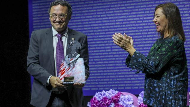 La presidenta del Congreso, Francina Armengol (d), entrega el premio a la Justicia Feminista al fiscal general del Estado, Álvaro García Ortiz (i).
