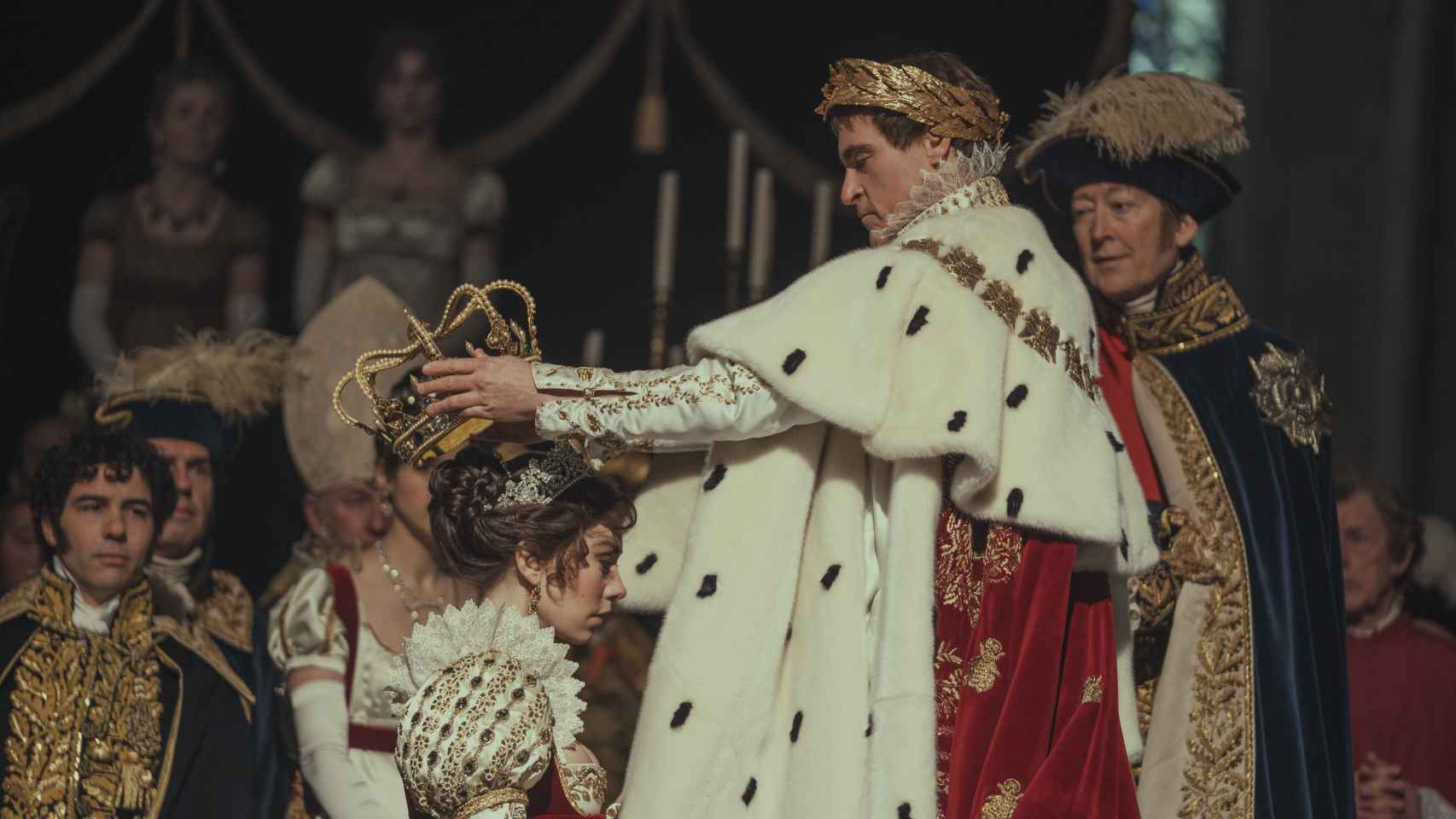 Napoleón (Joaquin Phoenix) corona a Josefina (Vanessa Kirby)