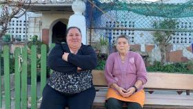 Lorenza, la guardesa, y su hija Maribel,  en la puerta de la casa en la que viven desde hace medio siglo.