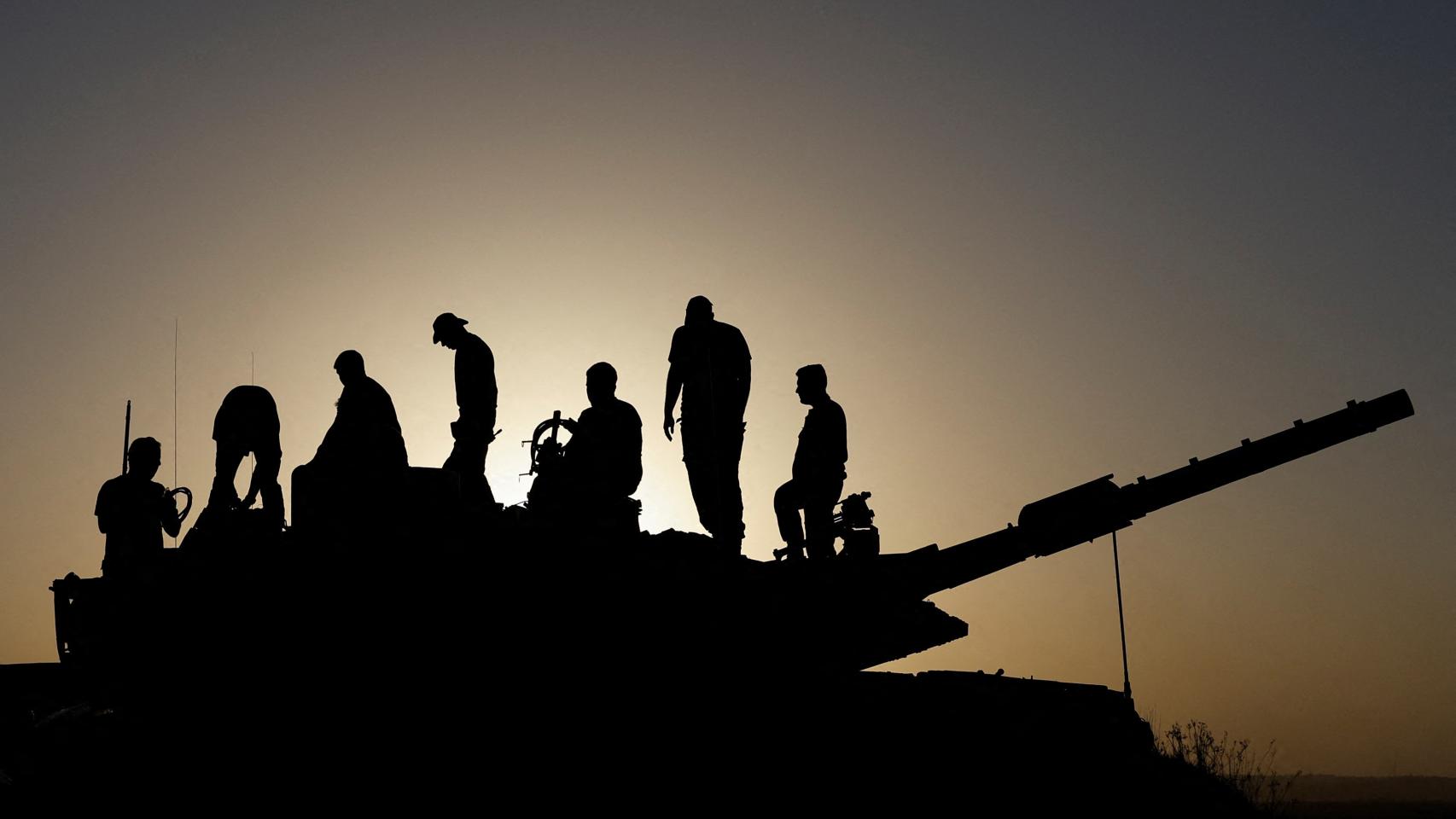 Soldados israelíes sobre un tanque en la frontera entre Israel y Gaza