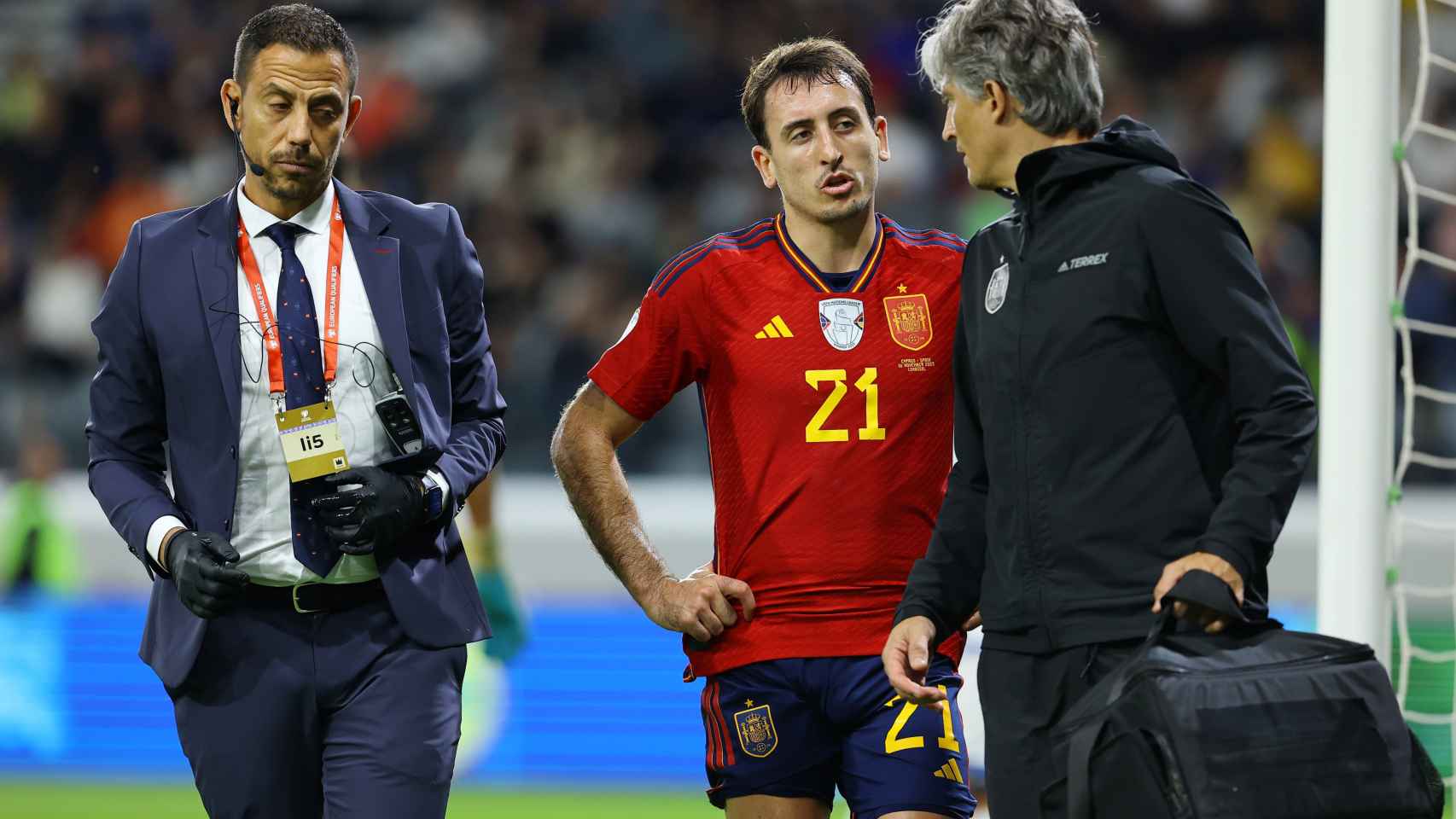 Mikel Oyarzabal, tras caer lesionado en el parón de selecciones en un partido con España.