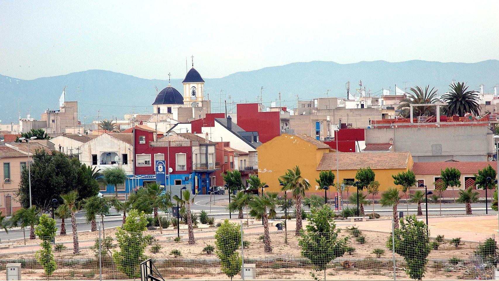 Una vista de Dolores, la localidad donde se ha detenido a los cinco jóvenes por la agresión sexual a otra menor.