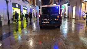 Un vehículo de la Policía Nacional patrulla por una céntrica calle de Salamanca