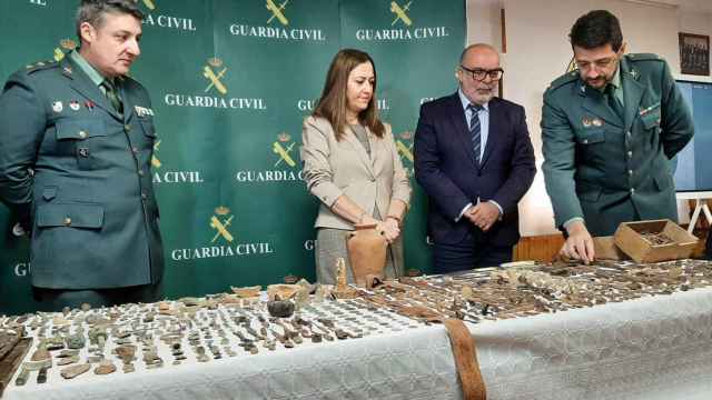 La delegada del Gobierno en Castilla y León, Virginia Barcones, observa algunas de las piezas expoliadas, este jueves en Soria.