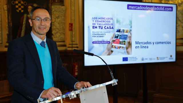 El concejal de Comercio, Mercados y Consumo, Víctor Martín, presentando la nueva plataforma para comprar por internet