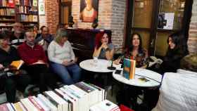 La periodista Loli Escribano durante la presentación de su nuevo libro, en la librería Sandoval de Valladolid, este miércoles.