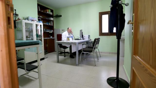 Un médico de Familia en el consultorio local de Viloria del Henar (Valladolid)