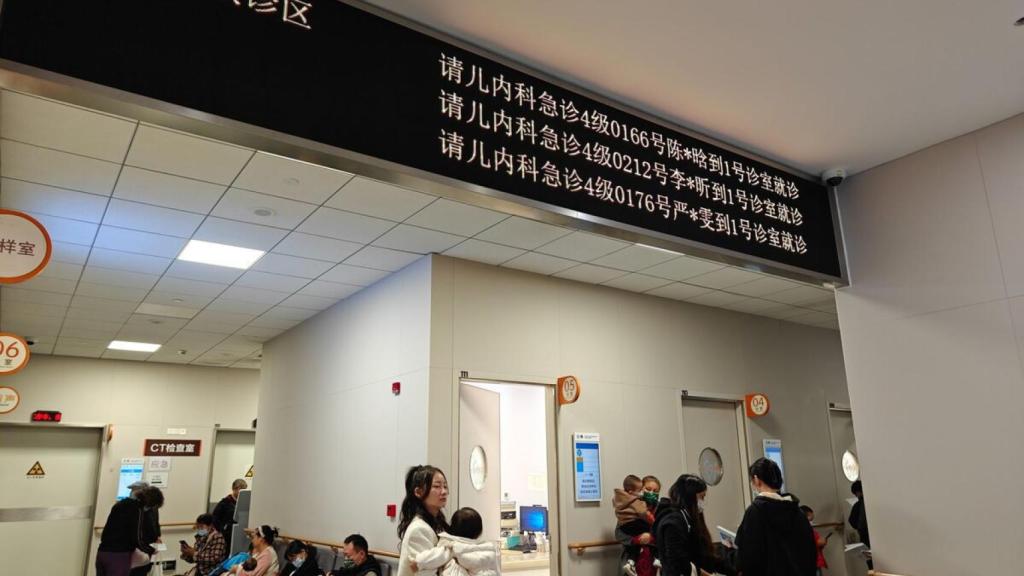 Colas de niños en las urgencias pediátricas de un hospital de Shangái por enfermedades respiratorias. CFOTO/Sipa USA via Reuters