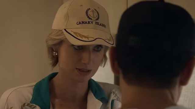 La actriz Elizabeth Debicki en la piel de Diana de Gales con gorra de las islas Canarias en 'The Crown'.