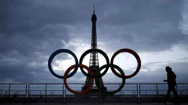 La Torre Eiffel de París, con los aros olímpicos por delante.