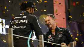 Lewis Hamilton y Christian Horner, en el podio de Abu Dhabi 2021