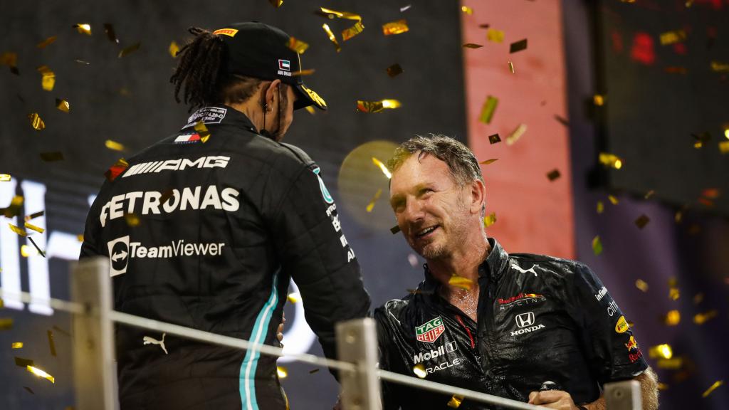 Lewis Hamilton y Christian Horner, en el podio de Abu Dhabi 2021