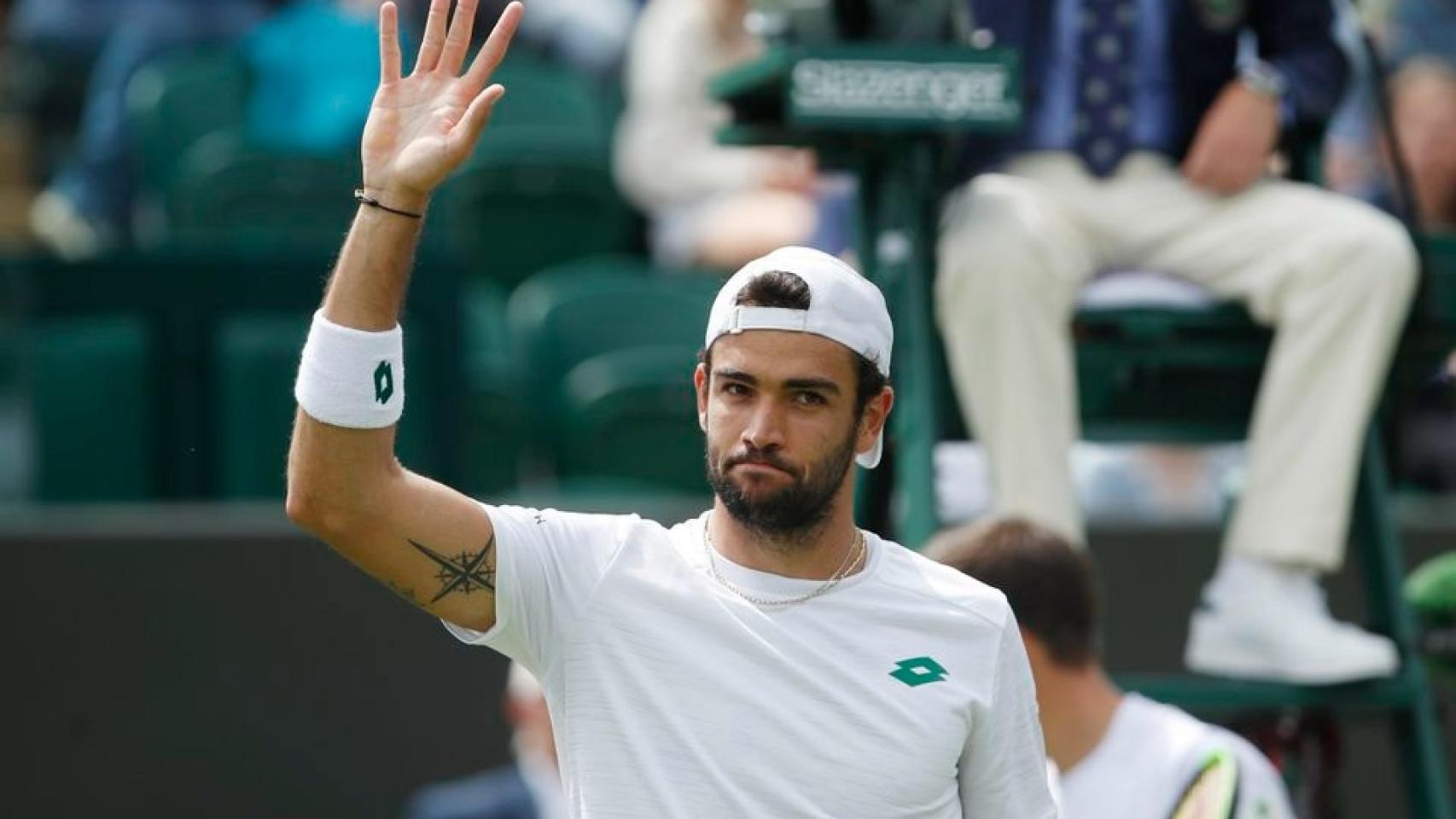 Matteo Berretini saluda al público durante un partido de Wimbledon.