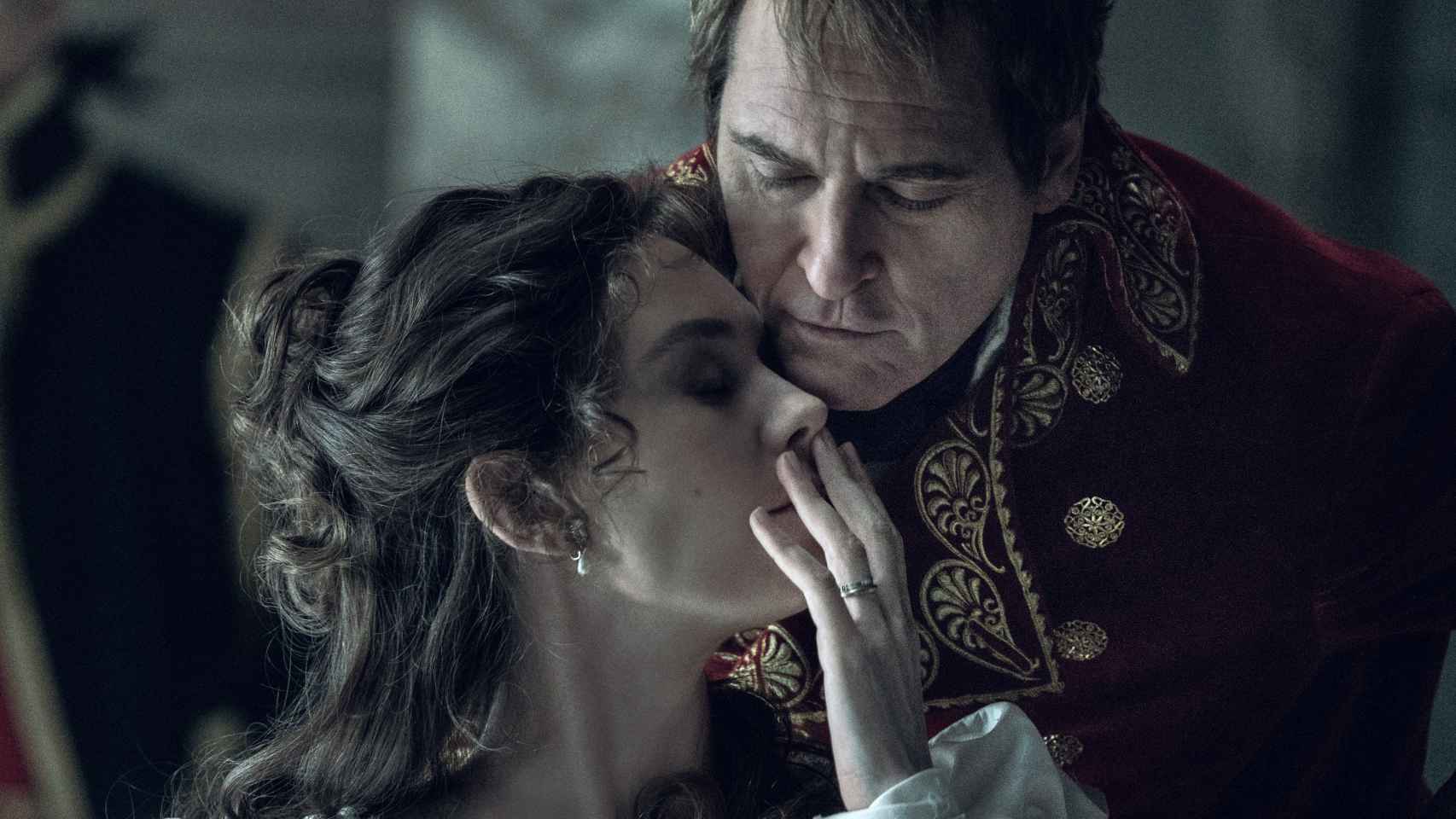 Vanessa Kirby y Joaquin Phoenix en 'Napoleón'