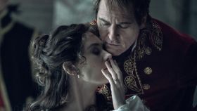 Vanessa Kirby y Joaquin Phoenix en 'Napoleón'