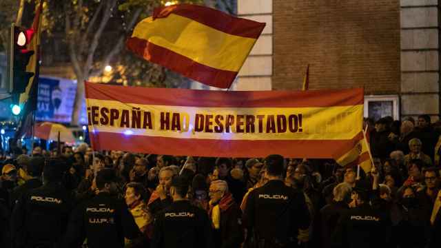 Decenas de personas en una manifestación frente a la sede del PSOE en Ferraz el pasado 20-N.