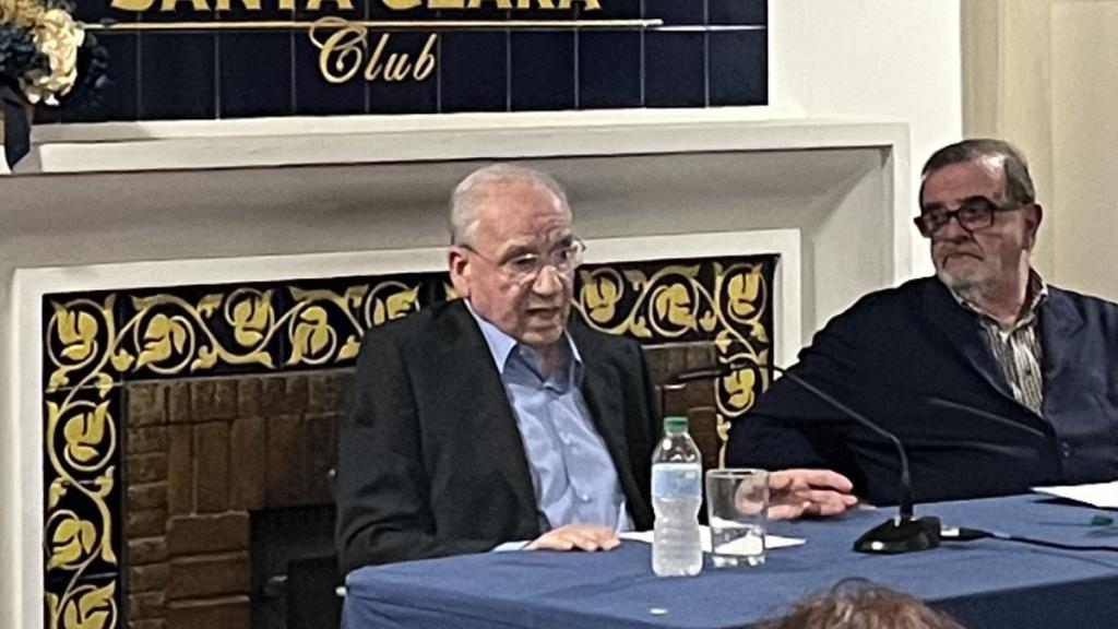 Alfonso Guerra y José Rodríguez de la Borbolla durante el encuentro en el club Santa Clara.